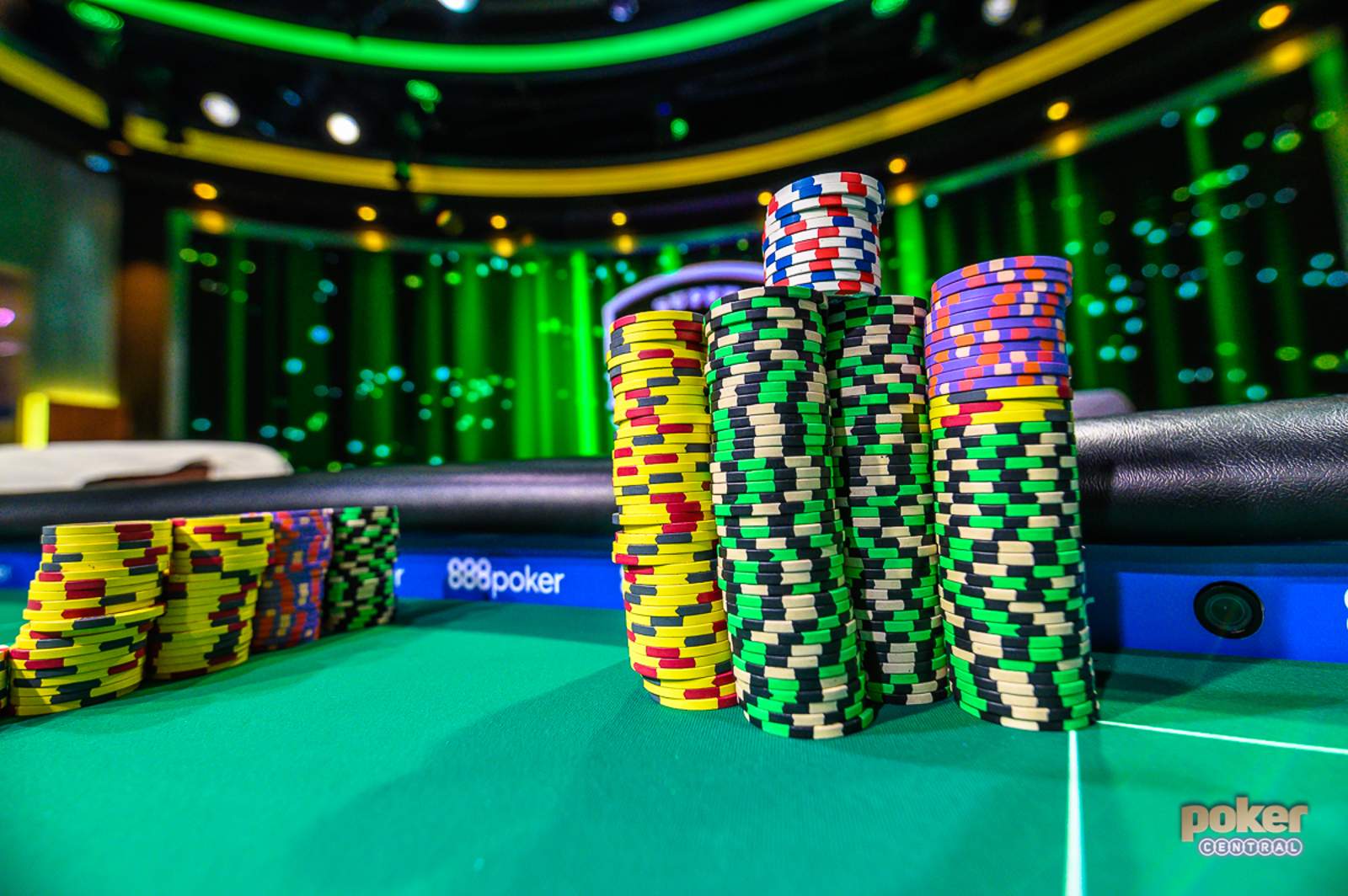 Live: Berkey & Negreanu Continue Their Super High Roller Cash Battle